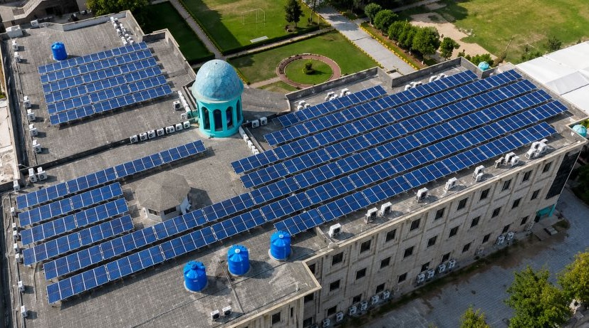 Grid-tied hybrid solar installation